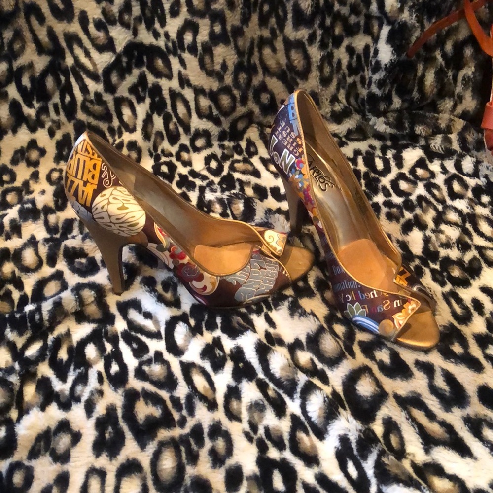 Brow open toe HEELS. CARLOS brand